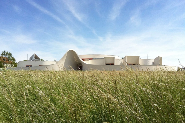 Bâtiment accueillant du public (ERP), Futuriste, Contemporain