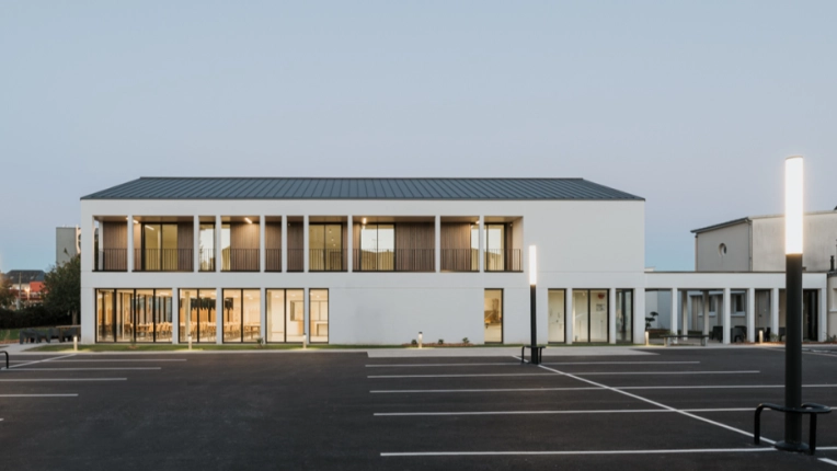 Hôtellerie - Restauration, Bâtiment professionnel, Bâtiment accueillant du public (ERP), Construction neuve, Contemporain, Minimaliste